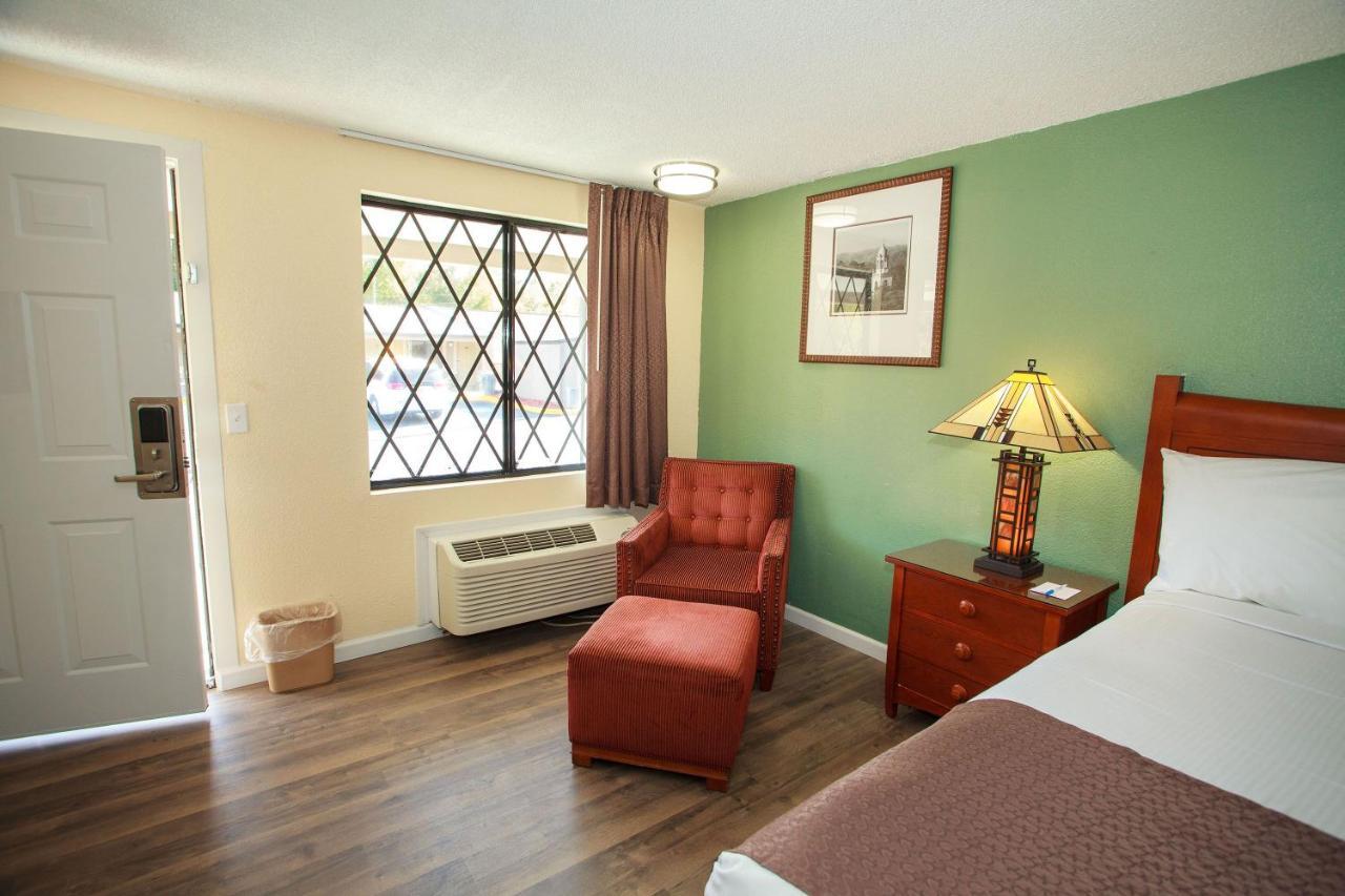 Travelodge By Wyndham Macon West Экстерьер фото